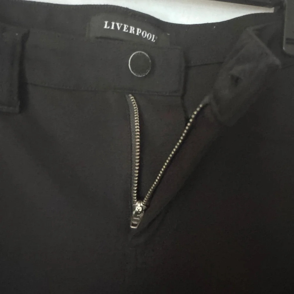 Liverpool Skinny Pants Women Size 8/29 Black Stretch Five Pocket Quiet Luxury